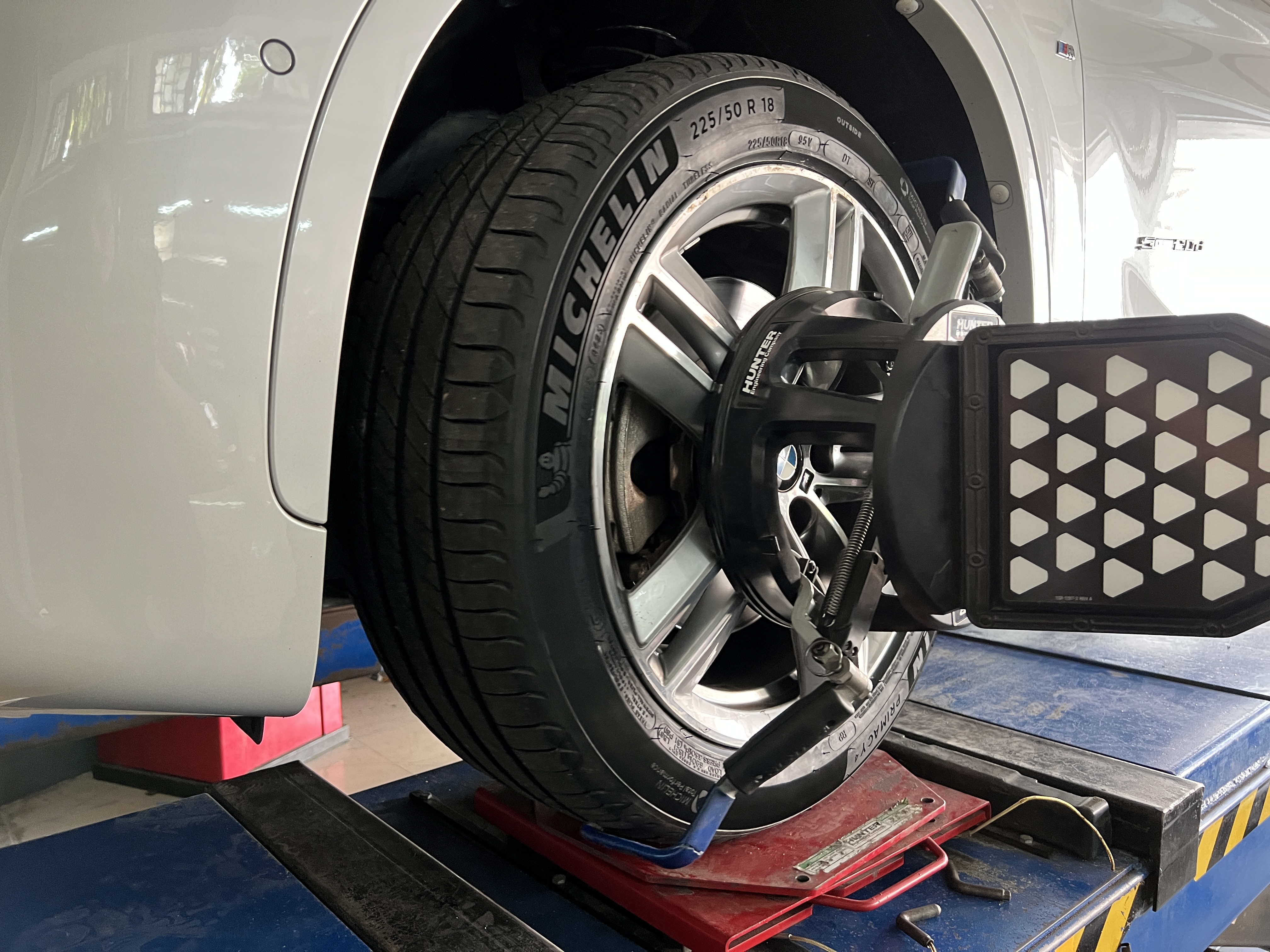 BMW X3 เข้ารับบริการรถยนต์ เปลี่ยนยาง พรีเมี่ยมนุ่มเงียบสมกับรถLuxury [+] Michelin Primacy4 [+] ขนาด 225/50R18 โปรโมชั่นราคาพิเศษ ติดต่อสอบถามเพิ่มเติม โทร : 08-6569-1915 บุ๊ก และทีมงาน ยินดีต้อนรับครับ 𝙊𝙪𝙧 𝙎𝙚𝙧𝙫𝙞𝙘𝙚 บริการทางร้าน เรารับทำอะไรบ้าง 🔧 ติดตั้งยางแบบไร้รอย 100% 🔧 บริการสลับยาง ตามอายุ 🔧 มียางรถยนต์ทุกยี่ห้อให้เลือกซื้อ 🔧 เช็คช่วงล่าง แก้ปัญหาให้ตรงจุด 🔧 บริการล้างลิ้นปีกผีเสื้อ 🔧 บริการเช็คระยะรถยนต์ 🔧 เปลี่ยนถ่ายของเหลวทั้งระบบ 🔧 ตั้งศูนย์ด้วยเครื่อง HUNTER นำเข้าจาก USA #รถยนต์มีปัญหาไม่รู้ต้องแก้ตรงไหน ทางเรายินดี ตรวจหาปัญหาและหาวิธีแก้ บอกลูกค้าก่อนลงมือทำเสมอราคาเป็นธรรมไม่เอาเปรียบ สบายใจคุณลูกค้า ---------------------------------- ดูแลให้คำปรึกษาทุกปัญหาคาใจ ไม่ทิ้งลูกค้า มีบริการหลังการขาย 【ให้ผู้เชี่ยวชาญของเรา ดูแลรถคุณ】 ร้านยางเจริญรุ่งเรือง ยินดีต้อนรับครับ #ยางรถยนต์ #michelin #primacy4