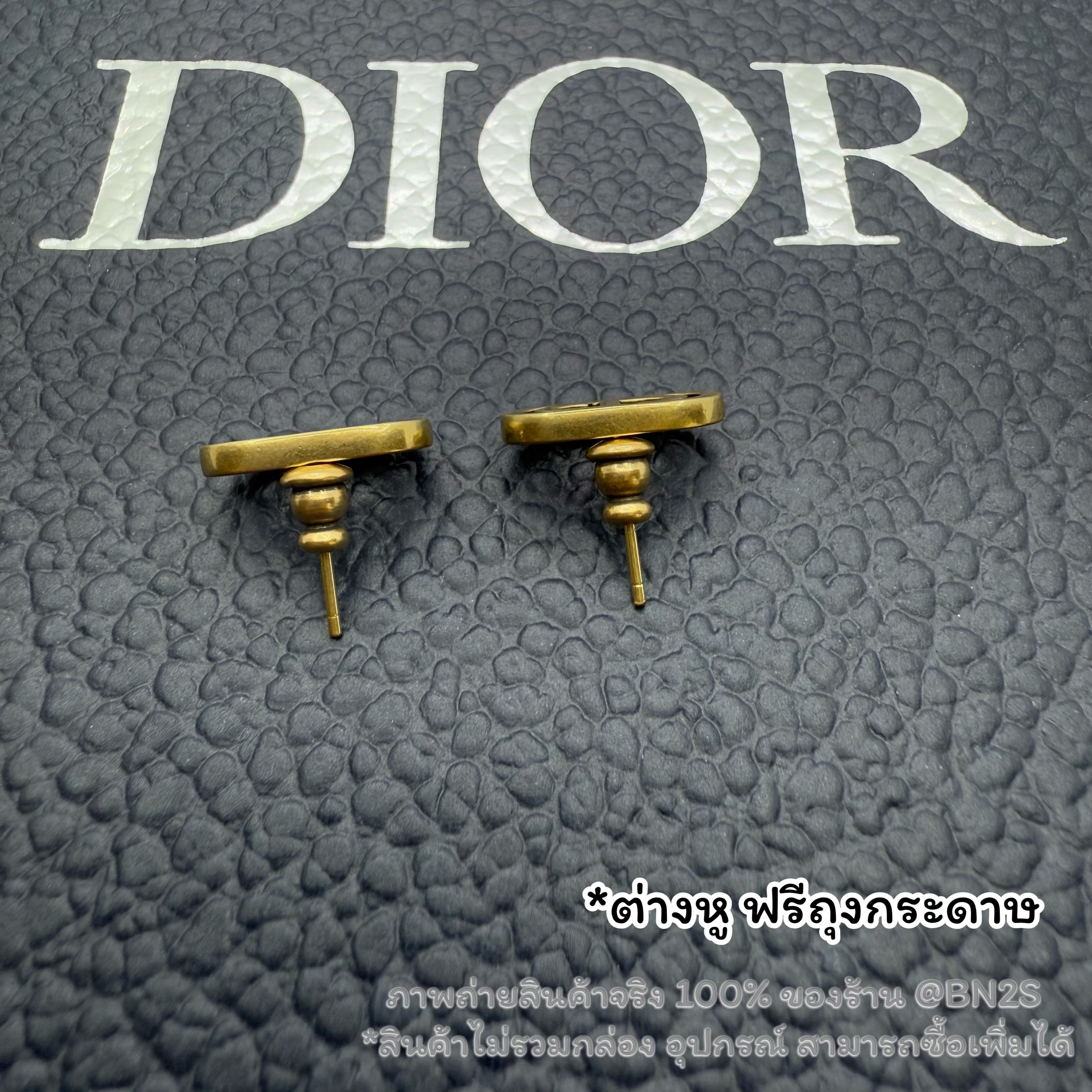 New Dio(r) CD STUD EARRINGS ต่างหูสตั๊ด CD อะไหล่ทองรมดำ แนววินเทจ พร้อมส่ง ปั๊มแบรนด์ 1:1 ใส่ทน ใส่นาน พร้อมส่งในไทย ไม่รวมกล่อง อุปกรณ์ ฟรีถุงกระดาษ