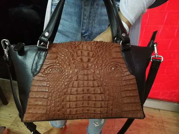 กระเป๋าถือหนังจระเข้แท้ สีน้ำตาลเข้ม รหัส CRW1217W-10-BR