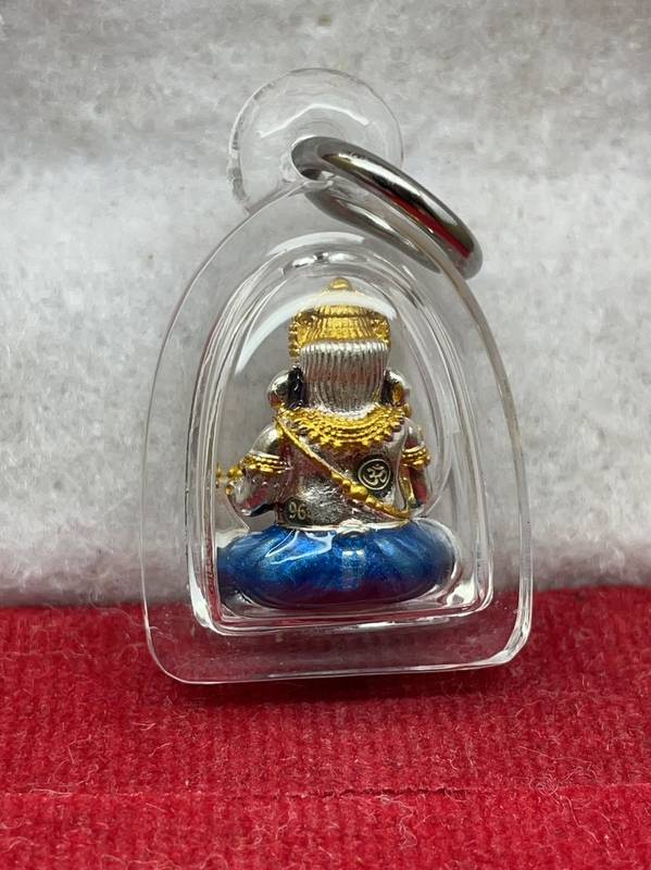 รูปหล่อพระพิฆเนศ รุ่นบันดาลทรัพย์ จัดสราปี ๒๕๖๒ วัดบรมวงศ์อิศรวรารามวรวิหาร ( พระอารามหลวง ) จ.พระนครศรีอยุธยา เนื้อเงินลงยาสีน้ำเงินก้นทองคำ หมายเลข ๙๖