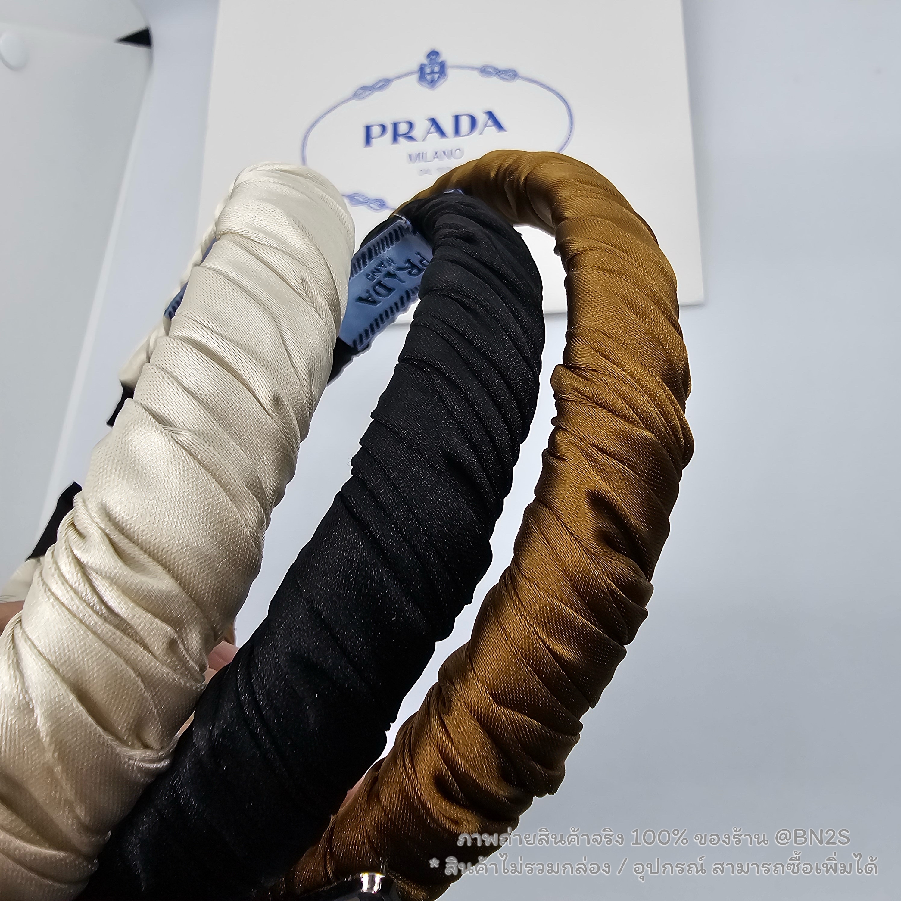 สีขาว | ที่คาดผมปราด้า Prada Symbole Re-nylon Headband คาดผมติดโลโก้ ตัวคาดฟันด้วยผ้าไนลอน ติดป้ายผ้าโลโก้ปราด้า พร้อมส่ง ไม่รวมกล่อง อุปกรณ์