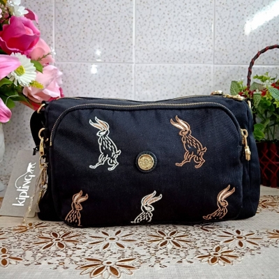 กระเป๋าสะพาย คิปลิ้ง KIPLING รุ่น ART HELEN LEE BUNNY