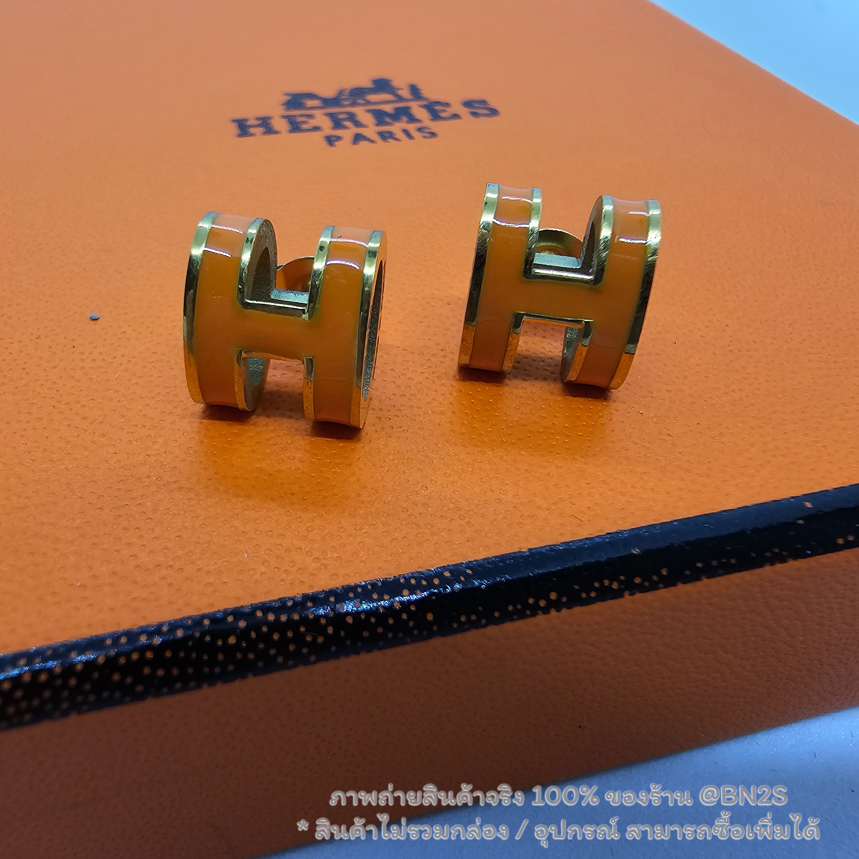 สีส้ม | Hermes POP H EARRINGS ต่างหูรูปตัวอักษร H รุ่น ป๊อป งานปั๊มโลโก้ งานสวย มีให้เลือก 4 สี ดำ ส้ม ขาว แดง พร้อมส่งในไทย ไม่รวมกล่อง อุปกรณ์