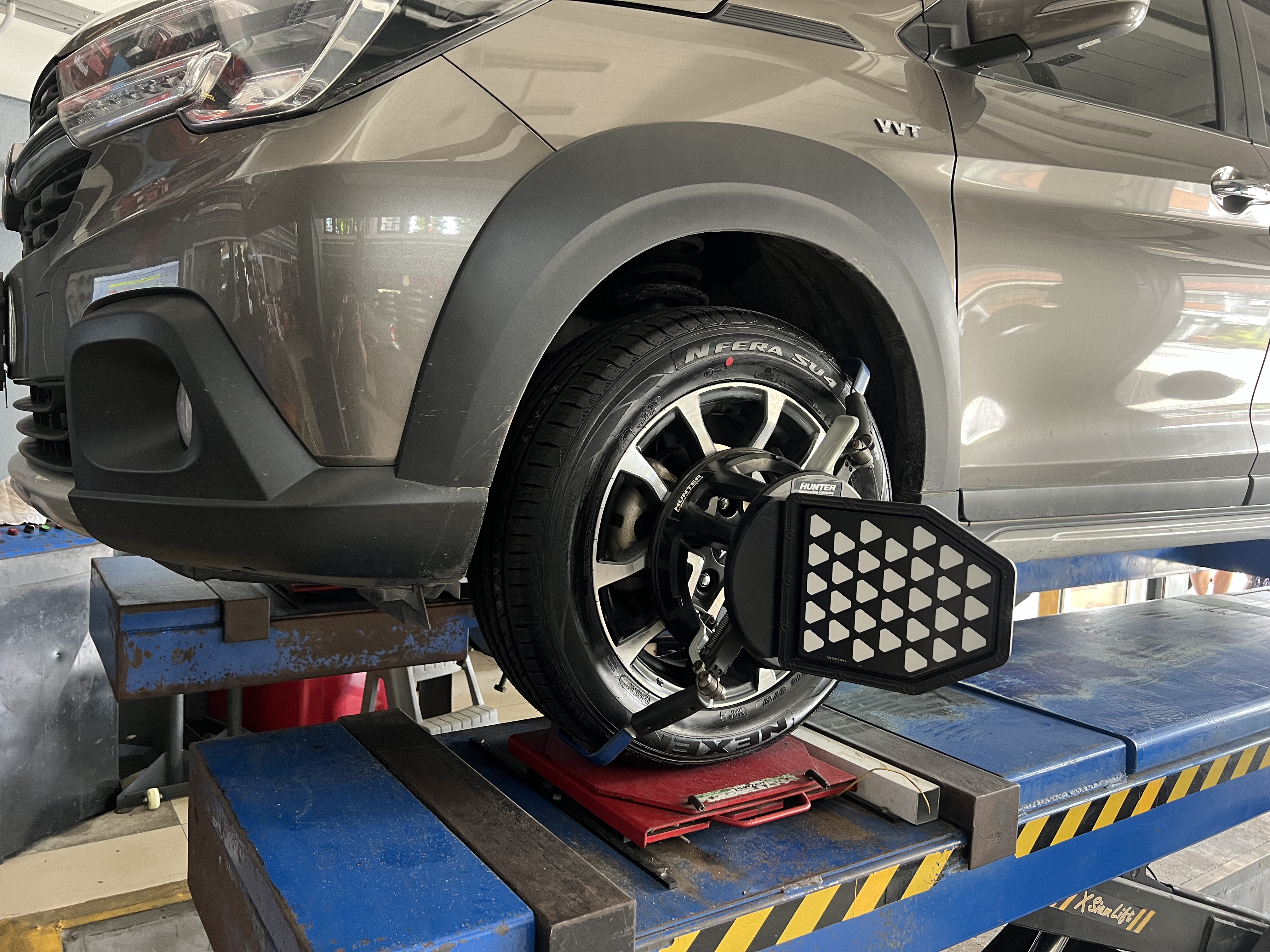 MAZDA 3 เปลี่ยนยางรถยนต์ใช้งานประจำวัน แทนของเดิมติดรถ [+] NEXEN N FERA 195/60R15 *ประกันยาง 1 ปีหรือ 25,000 กม. จากการใช้งาน *เพื่อความรวดเร็วในการเข้ารับบริการ แนะนำนัดหมายก่อนครับ 𝙊𝙪𝙧 𝙎𝙚𝙧𝙫𝙞𝙘𝙚 บริการทางร้านเรารับทำอะไรบ้าง 🔧 มียางรถยนต์ทุกยี่ห้อให้เลือกซื้อ 🔧 โช้คอัพ สปริง 🔧 เช็คช่วงล่าง แก้ปัญหาให้ตรงจุด 🔧 ติดตั้งยางแบบไร้รอย 100% 🔧 บริการสลับยาง ตามอายุ 🔧 บริการล้างลิ้นปีกผีเสื้อ 🔧 บริการเช็คระยะรถยนต์ 🔧 เปลี่ยนถ่ายของเหลวทั้งระบบ 🔧 ตั้งศูนย์ด้วยเครื่อง HUNTER นำเข้าจาก USA สอบถามข้อมูลเพิ่มเติม หรือนัดหมายเข้ารับบริการ ☎️ : 08-6569-1915 ☎️ : 08-6544-5963 Line id : @88rw Tiktok : https://www.tiktok.com/@88rwycrr Youtube : https://youtube.com/@88rw Facebook : https://www.facebook.com/88rwtire Location : https://goo.gl/maps/HrNUAZXPN94KvxZ98? #รถยนต์มีปัญหาไม่รู้ต้องแก้ตรงไหน ทางเรายินดี ตรวจหาปัญหาและหาวิธีแก้ บอกลูกค้าก่อนลงมือทำเสมอราคาเป็นธรรมไม่เอาเปรียบ สบายใจคุณลูกค้า ร้านยางเจริญรุ่งเรือง ยินดีต้อนรับครับ