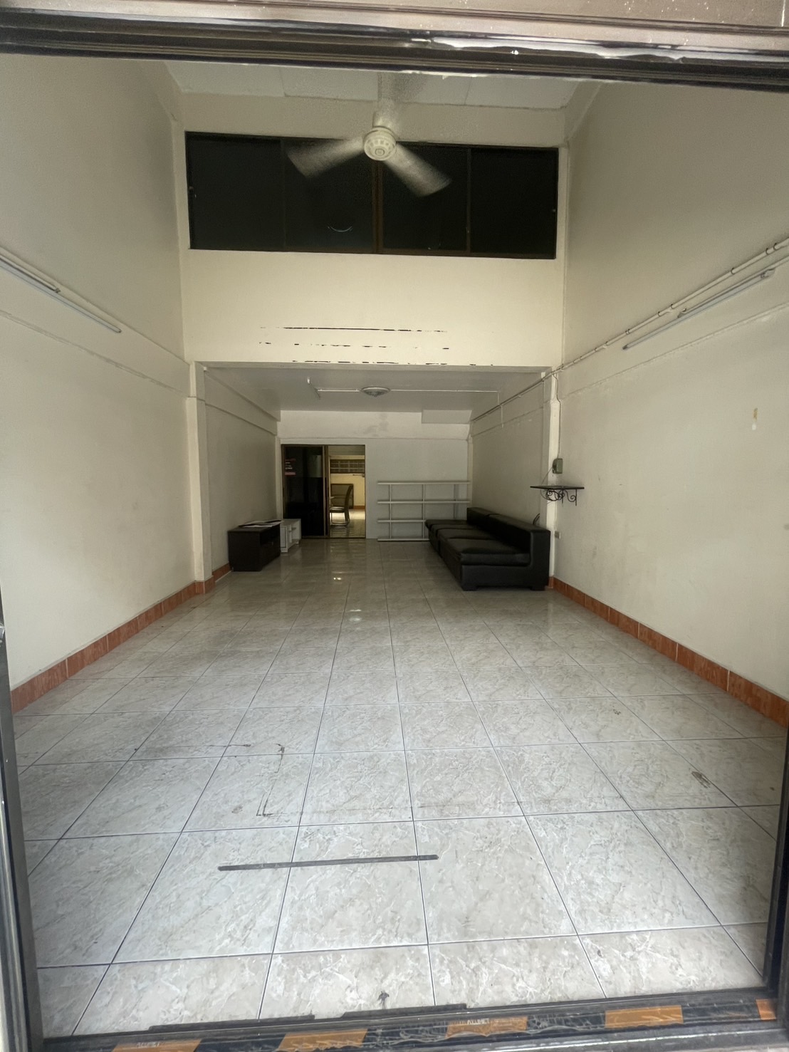 ขายอาคารพาณิชย์ หมู่บ้าน อรุณธร เนื้อที่ 20 ตารางวา 3 ชั้นครึ่งต่อเติมเต็ม มีชั้นลอยสวย เหมาะออฟฟิศ อยู่อาศัย กว้างขวาง วัชรพลสุขาภิบาล 5 ซอย45 เข้าซอย 100 เมตร ใกล้ตลาดออเงิน 3ห้องนอน 2 ห้องน้ำ ทำเลดี ด้านหน้าหมู่บ้าน ถนนเมน เข้าออกสะดวก ใกล้จัตุโชติ วงศ