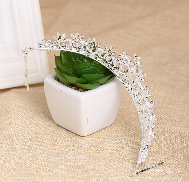 มงกุฏขนาดรองใหญ่ ขนาด กว้าง 15 สูง 4 ซม. แบบกิ๊บปักแน่น ประดับเพชรและมุกได้สวยดูดีมาก