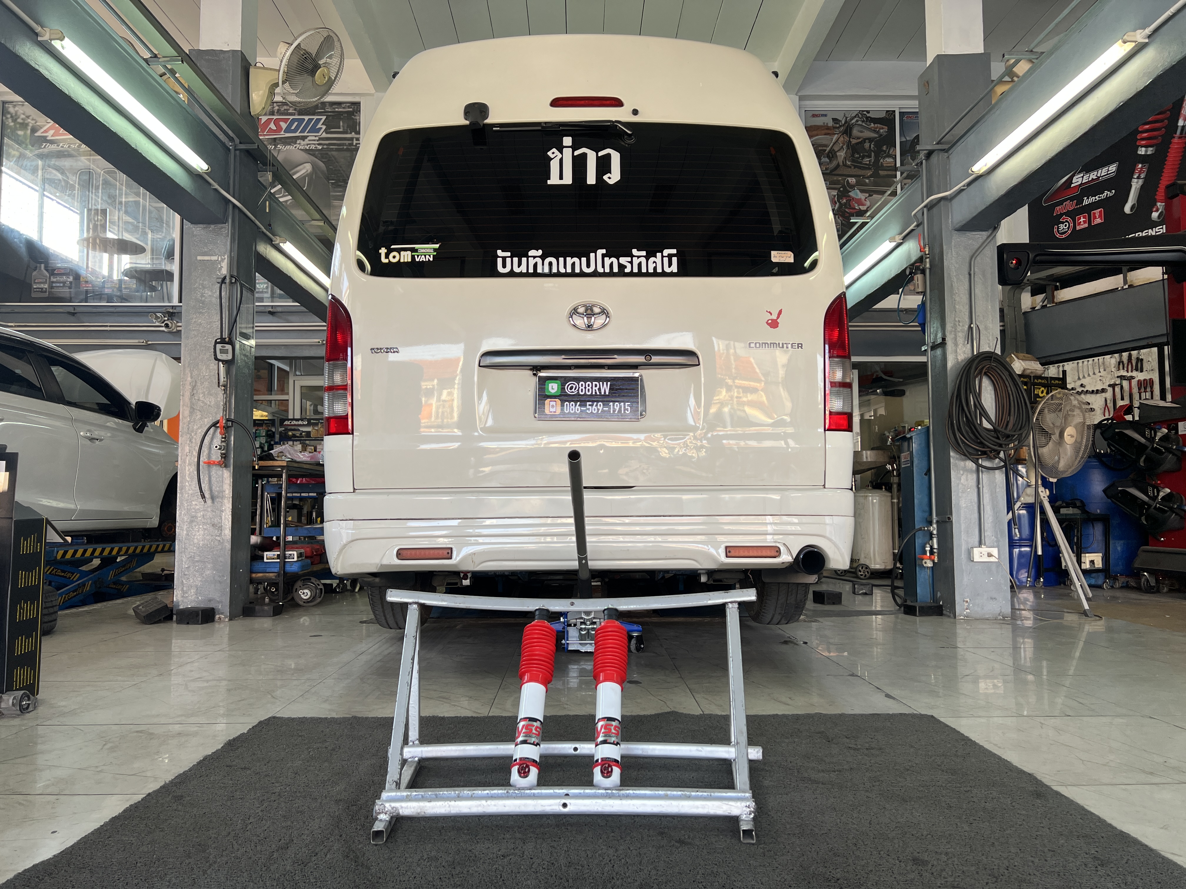 TOYOTA COMMUTER เข้ารับบริการเปลี่ยนโช้คอัพคู่หลังแทนคู่เก่าที่เสื่อมสภาพ รุ่นเดิมใช้ดีเลือกใช้งานรุ่นเดิม [+] YSS DTG PLUS ปรับ7 ระดับ คู่หน้า สอบถามข้อมูลเพิ่มเติม หรือ นัดหมายเข้ารับบริการ โทร. 08-6569-1915 Location : https://goo.gl/maps/HrNUAZXPN94KvxZ98? รถยนต์มีปัญหาไม่รู้ต้องแก้ตรงไหน ทางเรายินดี ตรวจหาปัญหาและหาวิธีแก้ บอกลูกค้าก่อนลงมือทำเสมอด้วยราคาเป็นธรรม เวลาบริการ วันจันทร์-วันอาทิตย์ 09:00 น. - 17.30 น. #yssdtgplus #ToyotaCommuter #โช้คอัพ #ช่วงล่าง #โช๊ค #ยางรถยนต์