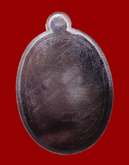 เหรียญรูปไข่ หลวงพ่อคูณ ปริสุทฺโธ วัดบ้านไร่ พิมพ์ครึ่งองค์ รุ่นปาฏิหาริย์ EOD ปี ๒๕๕๖ เหรียญจากชุดซื่อที่ดิน E1.1 เนื้อทองรมดำ หน้ากากเงิน หลังเรียบ ไม่ตัดปีก หมายเลข ๑๖