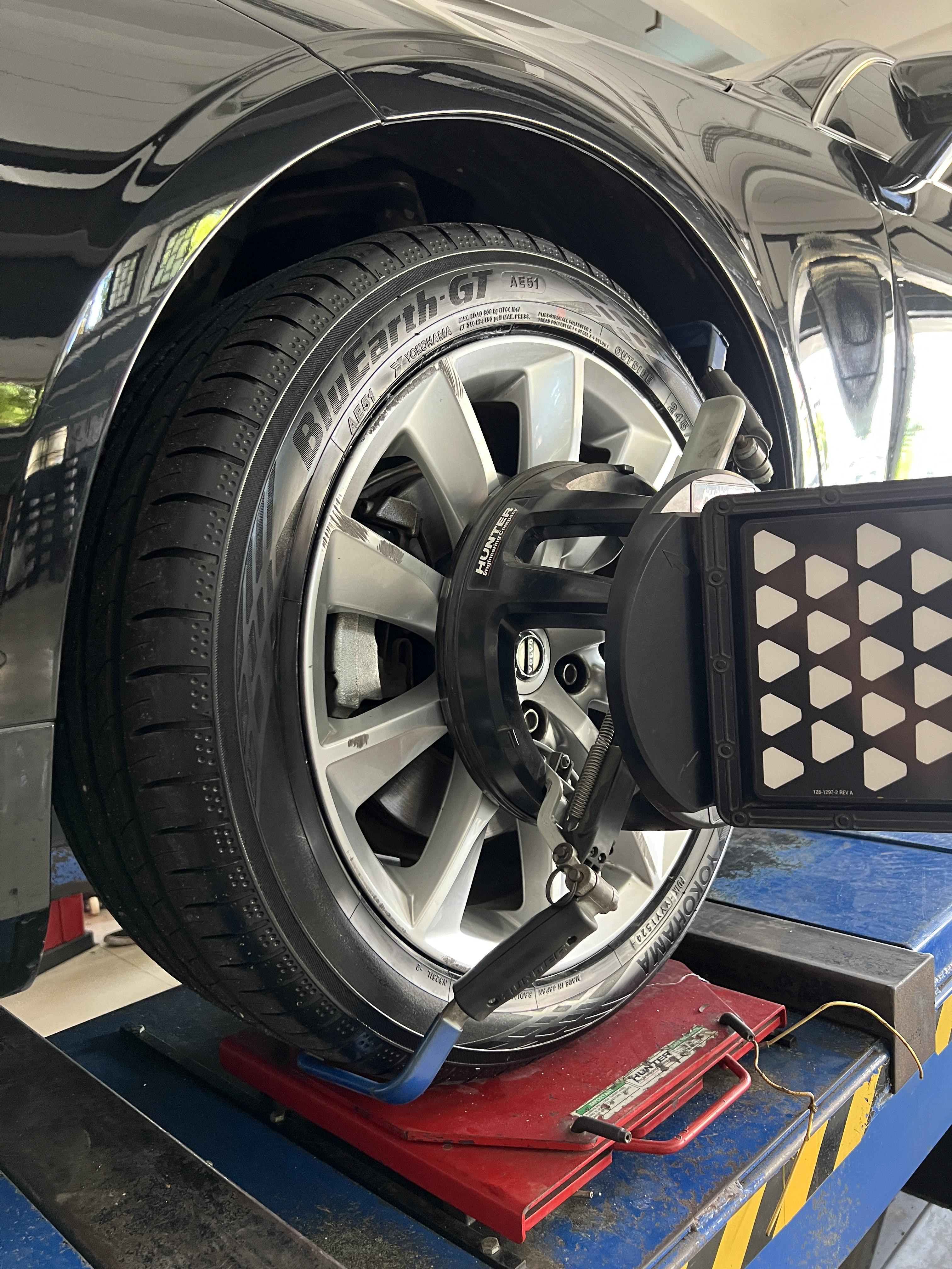 VOLVO S90 เปลี่ยนยางรถยนต์ เลือกใช้งานยางพรีเมี่ยม นุ่ม เงียบ [+] YOKOHAMA AE51 245/45R18 *เพื่อความสะดวกในการรับบริการ นัดหมายเวลาก่อนเข้ารับบริการทุกครั้งครับ 𝙊𝙪𝙧 𝙎𝙚𝙧𝙫𝙞𝙘𝙚 บริการทางร้านเรารับทำอะไรบ้าง 🔧 มียางรถยนต์ทุกยี่ห้อให้เลือกซื้อ 🔧 โช้คอัพ สปริง 🔧 เช็คช่วงล่าง แก้ปัญหาให้ตรงจุด 🔧 ติดตั้งยางแบบไร้รอย 100% 🔧 บริการสลับยาง ตามอายุ 🔧 บริการล้างลิ้นปีกผีเสื้อ 🔧 บริการเช็คระยะรถยนต์ 🔧 เปลี่ยนถ่ายของเหลวทั้งระบบ 🔧 ตั้งศูนย์ด้วยเครื่อง HUNTER นำเข้าจาก USA สอบถามข้อมูลเพิ่มเติม หรือนัดหมายเข้ารับบริการ ☎️ : 08-6569-1915 ☎️ : 08-6544-5963 Line id : @88rw Tiktok : https://www.tiktok.com/@88rwycrr Youtube : https://youtube.com/@88rw Facebook : https://www.facebook.com/88rwtire Location : https://goo.gl/maps/HrNUAZXPN94KvxZ98?coh=178573&entry=tt #รถยนต์มีปัญหาไม่รู้ต้องแก้ตรงไหน ทางเรายินดี ตรวจหาปัญหาและหาวิธีแก้ บอกลูกค้าก่อนลงมือทำเสมอราคาเป็นธรรมไม่เอาเปรียบ สบายใจคุณลูกค้า ร้านยางเจริญรุ่งเรือง ยินดีต้อนรับครับ