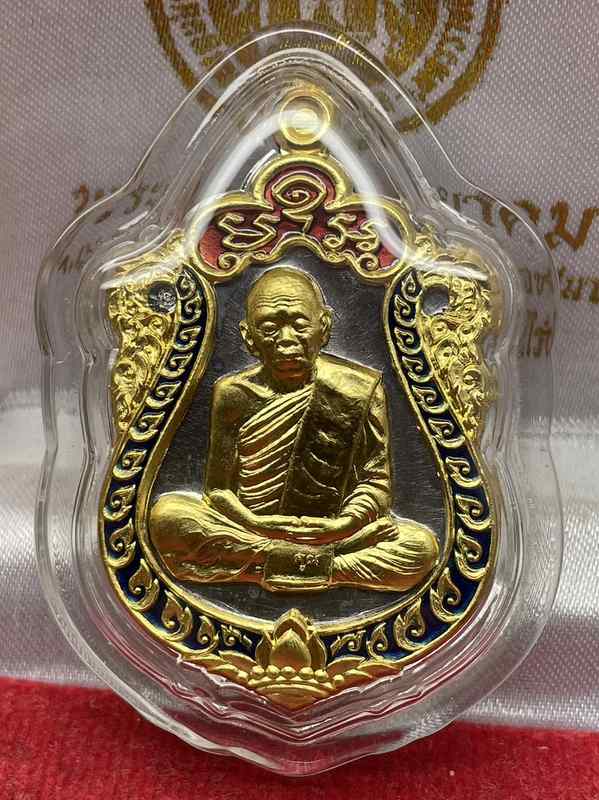 เสมาคูณสิบทิศ ปี ๒๕๕๘ จากชุดทองคำลงยา ๒ สี รายการจัดสร้าง 1.2.2 "๑ ใน ๑๙ เหรียญ" เหรียญเสมาหลวงพ่อคูณ ปริสุทโธ วัดบ้านไร่ เนื้อเงิน หน้ากากทองคำ ขอบทองคำ ลงยา ๒ สี (บนแดง ขอบน้ำเงิน) เลียมกันน้ำ หมายเลข ๓