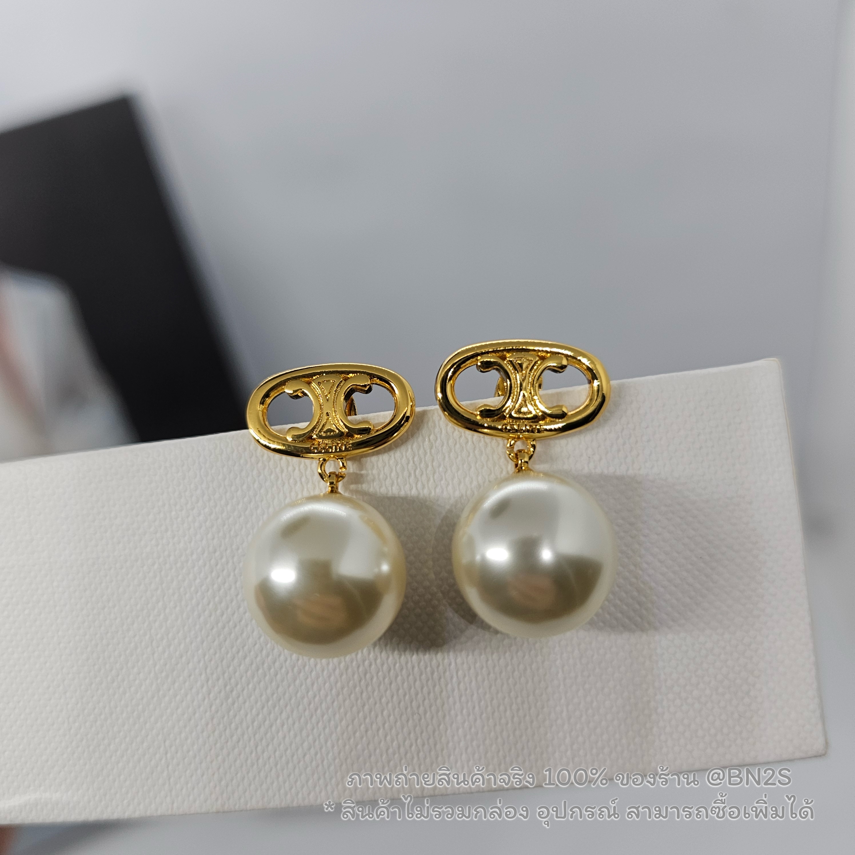 (ออริ) CL T PEARL EARRINGS IN BRASS WITH GOLD FINISH AND GLASS PEARLS ต่างหูซีลีน ห้อยด้วยไข่มุก งานสวย ไม่ลอกไม่ดำ ไม่รวมกล่อง / มีถุงซิปล็อค ถุงกระดาษให้