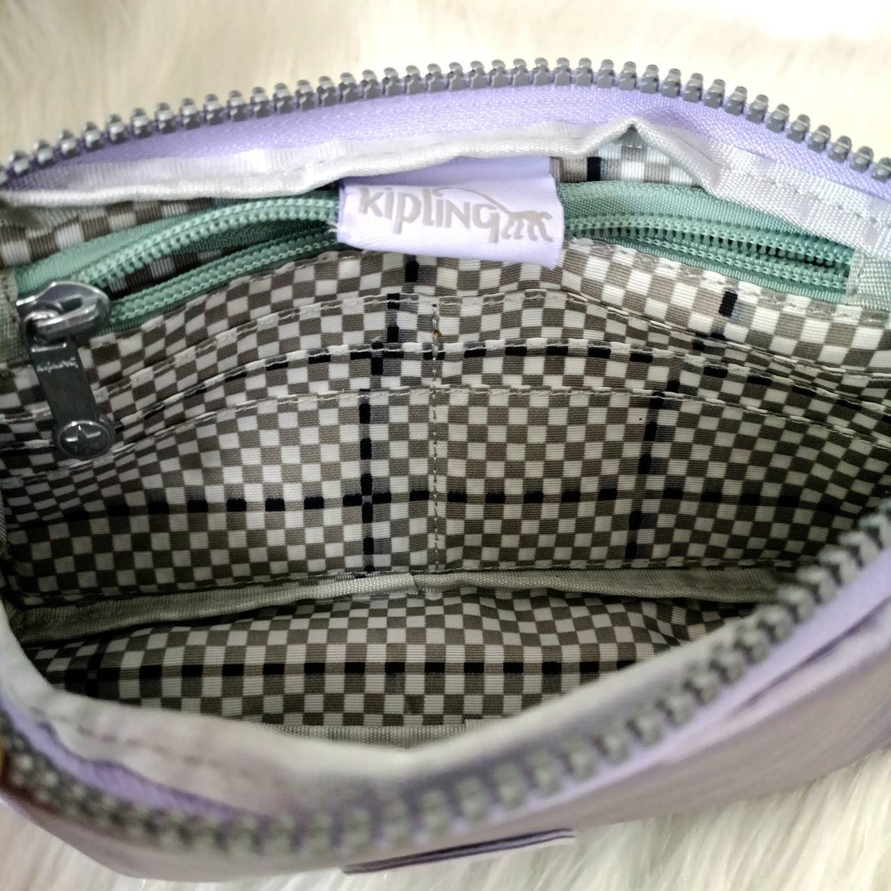 KIPLING กระเป๋าสตางค์ซิปรอบ ใบยาว Seoul up clutch & sling bag