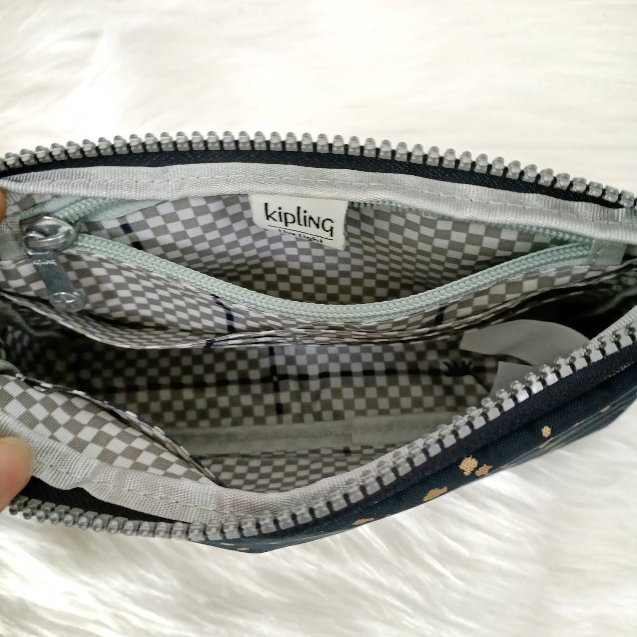 KIPLING กระเป๋าสตางค์ซิปรอบ ใบยาว Seoul up clutch & sling bag