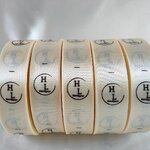 ป้ายคอเสื้อ เนื้อริบบิ้นซาติน 2.5 ซม. ริบบิ้นสีครีม s-2 พิมพ์ดำ 5 ม้วน