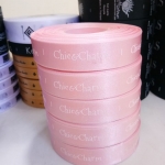 ป้ายคอเสื้อ เนื้อริบบิ้นซาติน 2 ซม. ริบบิ้นสีชมพู64 พิมพ์ขาว 5 ม้วน