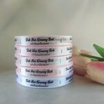 ป้ายคอเสื้อ เนื้อริบบิ้นซาติน 1.3 ซม. ริบบิ้นคละสี พิมพ์ดำ 5 ม้วน