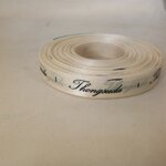 ป้ายคอเสื้อ เนื้อริบบิ้นซาติน 1.3 ซม. ริบบิ้นสีครีม S-2 พิมพ์ดำ 1 ม้วน