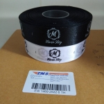 ป้ายคอเสื้อ เนื้อริบบิ้นซาติน 2.5 ซม. คละสี ริบบิ้นขาวพิมพ์ดำ 1ม้วน //ริบบิ้นดำพิมพ์ขาว 1 ม้วน