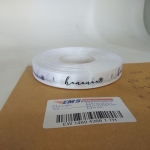 ป้ายคอเสื้อ เนื้อริบบิ้นซาติน 1.3 ซม. ริบบิ้นสีขาว 1 พิมพ์ดำ 1 ม้วน