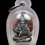 รูปหล่อพระพิฆเนศ รุ่นบันดาลทรัพย์ จัดสราปี ๒๕๖๒ วัดบรมวงศ์อิศรวรารามวรวิหาร ( พระอารามหลวง ) จ.พระนครศรีอยุธยา เนื้อนวโหละก้นทองคำ หมายเลข ๔๖ เลี่ยมกันน้ำอย่างสวย