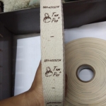 ป้ายคอเสื้อ เนื้อคอตต้อนก้างปลา 2.0 ซม.พิมพ์น้ำตาล 1 ม้วน