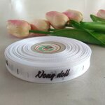 ป้ายคอเสื้อ เนื้อริบบิ้นซาติน 1.3 ซม. ริบบิ้นสีขาว 1 พิมพ์น้ำตาล 1 ม้วน