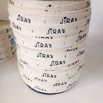 ป้ายคอเสื้อ เนื้อคอตต้อนก้างปลา 1.3 ซม.พิมพ์ดำ 1 ม้วน