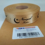 ป้ายคอเสื้อ เนื้อริบบิ้นซาติน 2.5 ซม. ริบบิ้นสีทอง 103 พิมพ์ดำ 1 ม้วน