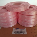 ป้ายคอเสื้อ เนื้อริบบิ้นซาติน 1.3 ซม. ริบบิ้นสีชมพู 64a พิมพ์ขาว 11 ม้วน