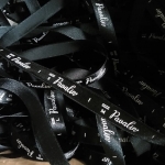 ป้ายคอเสื้อ เนื้อริบบิ้นซาติน 1.3 ซม. ริบบิ้นสีดำ 2 พิมพ์ ขาว 5 ม้วน