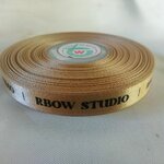 ป้ายคอเสื้อ เนื้อริบบิ้นซาติน 1.3 ซม. ริบบิ้นสี111Aพิมพ์ดำ 1 ม้วน