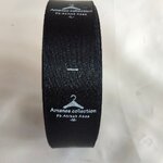 ป้ายคอเสื้อ เนื้อริบบิ้นซาติน 2.5 ซม. ริบบิ้นสีดำ 2 พิมพ์ขาว 1 ม้วน