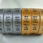 ป้ายคอเสื้อ เนื้อริบบิ้นซาติน 2.5 ซม. คละสี พิมพ์ดำ 6 ม้วน