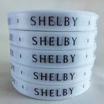 ป้ายคอเสื้อ เนื้อริบบิ้นซาติน 1.3 ซม. ริบบิ้นสีขาว พิมพ์ดำ5 ม้วน