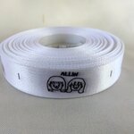 ป้ายคอเสื้อ เนื้อริบบิ้นซาติน 2.0 ซม. ริบบิ้นสีขาว 1 พิมพ์ดำ 1 ม้วน