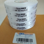 ป้ายคอเสื้อ เนื้อริบบิ้นซาติน 1.3 ซม. ริบบิ้นสีขาว 1 พิมพ์ดำ 5 ม้วน