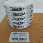 ป้ายคอเสื้อ เนื้อริบบิ้นซาติน 1.3 ซม. ริบบิ้นสีขาว 1 พิมพ์ดำ 5 ม้วน
