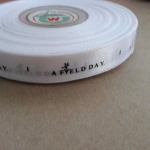 ป้ายคอเสื้อ เนื้อริบบิ้นซาติน 1.3 ซม. ริบบิ้นสีขาว 1 พิมพ์ดำ 1 ม้วน (ลูกค้ามีแบบมา)