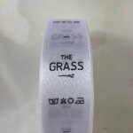 ป้ายคอเสื้อ เนื้อริบบิ้นซาติน 2.5 ซม. ริบบิ้นสีขาว 1 พิมพ์เทา 1 ม้วน