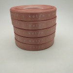 ป้ายคอเสื้อ เนื้อริบบิ้นซาติน 1.3 ซม. ริบบิ้นสีโอรส 410 พิมพ์ขาว 5 ม้วน