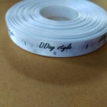 ป้ายคอเสื้อ เนื้อริบบิ้นซาติน 1.3 ซม. ริบบิ้นสีขาว 1 พิมพ์ดำ 1 ม้วน