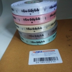 ป้ายคอเสื้อ เนื้อริบบิ้นซาติน 1.3 ซม. ริบบิ้นคละสี พิมพ์ดำ 5 ม้วน