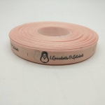 ป้ายคอเสื้อ เนื้อริบบิ้นซาติน 1.3 ซม. ริบบิ้นสีโอรส 410 พิมพ์ดำ 1 ม้วน