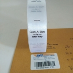 ป้ายคอเสื้อ เนื้อริบบิ้นซาติน 2.0 ซม. ริบบิ้นสีขาว 1 พิมพ์ดำ 1 ม้วน