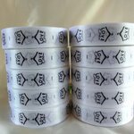 ป้ายคอเสื้อ เนื้อริบบิ้นซาติน 2.5 ซม. ริบบิ้นสีขาว 1 พิมพ์ดำ 10 ม้วน