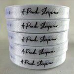 ป้ายคอเสื้อ เนื้อริบบิ้นซาติน 1.3 ซม. ริบบิ้นสีขาว พิมพ์ดำ5 ม้วน