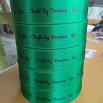 ป้ายคอเสื้อ เนื้อริบบิ้นซาติน 2.5 ซม. ริบบิ้นสีเขียว 17 พิมพ์ดำ 5 ม้วน