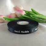 ป้ายคอเสื้อ เนื้อริบบิ้นซาติน 1.3 ซม. ริบบิ้นสีดำ 2 พิมพ์ ขาว 1 ม้วน