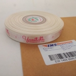 ป้ายคอเสื้อ เนื้อริบบิ้นซาติน 1.3 ซม. ริบบิ้นสีครีม S-2 พิมพ์ชมพู 1 ม้วน