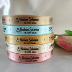 ป้ายคอเสื้อ เนื้อริบบิ้นซาติน 1.3 ซม. ริบบิ้นคละสี พิมพ์ดำ 5 ม้วน